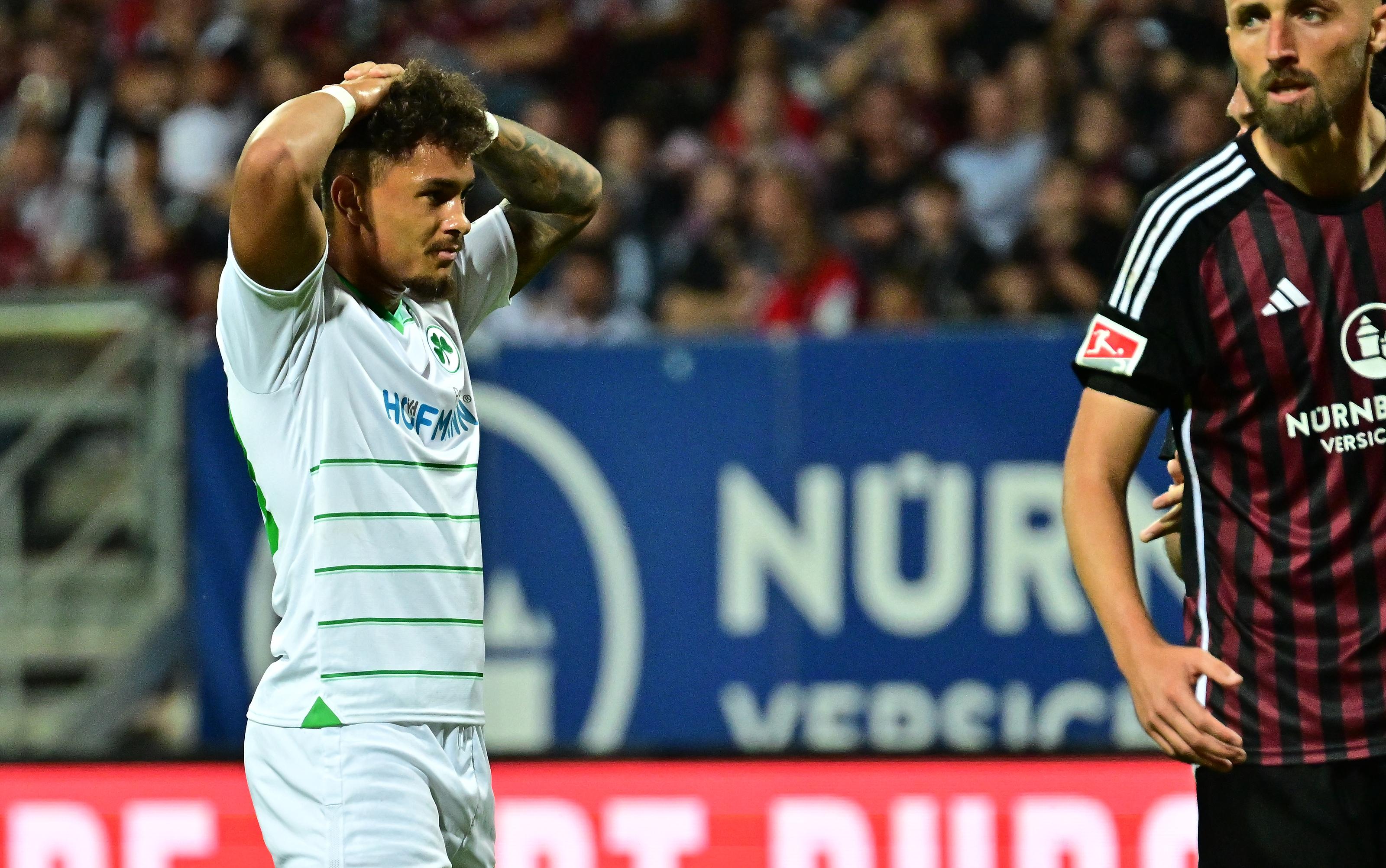 Auch das Kleeblatt kommt in der Schlussphase mehrfach in die gefährliche Zone, verpasst es aber, zu klaren Abschlüssen zu kommen. Der eingewechselte Sieb verzweifelt wegen einer der vertanen Chancen.