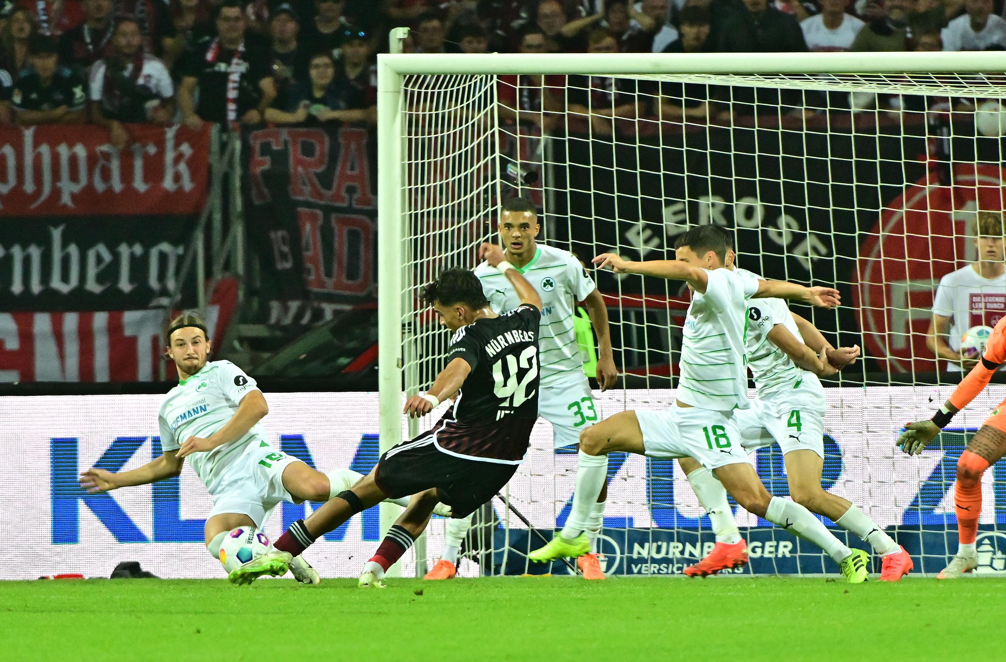 Can Uzun probiert es in der Nachspielzeit nochmal, der Techniker schießt aber nur über das Tor von Andreas Linde. 