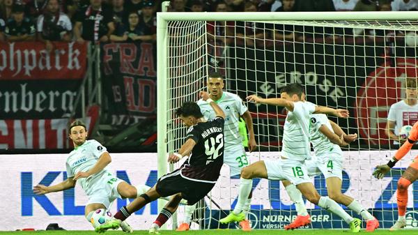 Can Uzun probiert es in der Nachspielzeit nochmal, der Techniker schießt aber nur über das Tor von Andreas Linde.