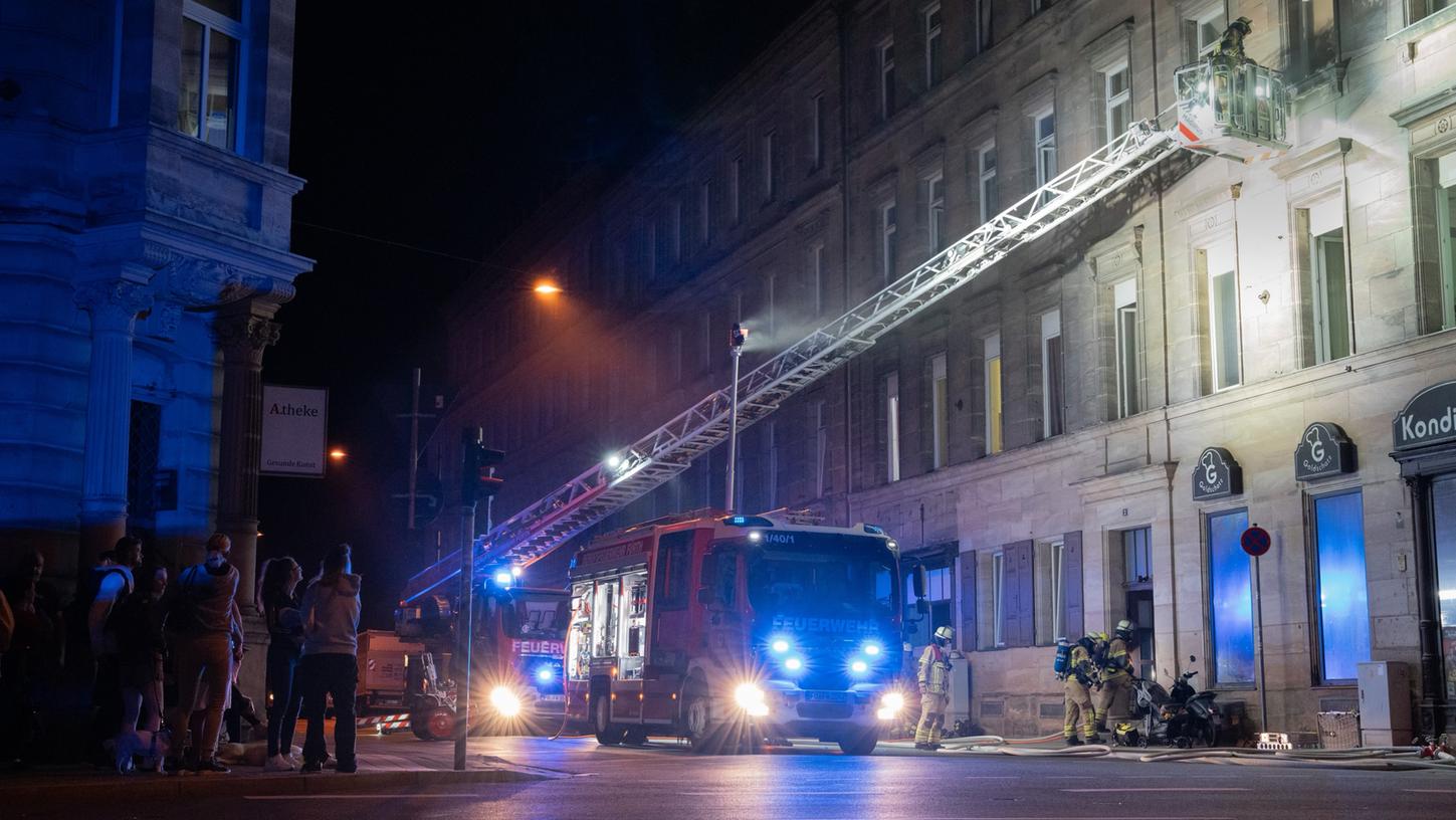 Auch mit Hilfe der Drehleiter überprüfte die Feuerwehr die Wohnungen. Weitere Einsatzkräfte waren in dem Haus Luisenstraße 2.