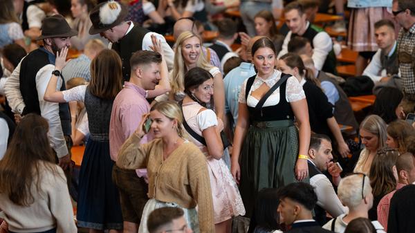 Wie jedes Jahr konnten die Besucherinnen und Besucher es nicht mehr abwarten. Der "Deutschen Presse-Agentur" zufolge warteten die ersten schon in den frühen Morgenstunden auf die Eröffnung des weltweit größten Volksfests.