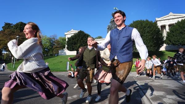 Schon ab sechs Uhr morgens standen Dutzende in Dirndl und Lederhosen bereit für den Einlass.