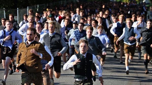 Um neun Uhr durften sie dann schließlich auf das Festgelände - und rannten los.