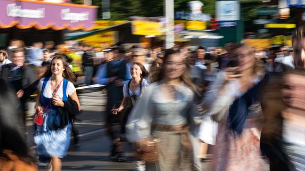 Die erste gezapfte Maß bekam Bayerns Ministerpräsident Markus Söder. Diese gebührt nach Tradition dem bayerischen Regierungschef.