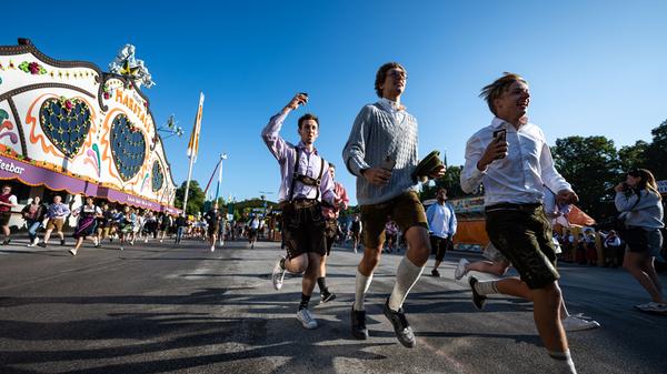 Für alle, die ihre Maß selbst bezahlen müssen, kostet diese "zwischen 12,60 Euro und 14,90 Euro, durchschnittlich rund 6,1 Prozent mehr als im Vorjahr", erklärt die "dpa".