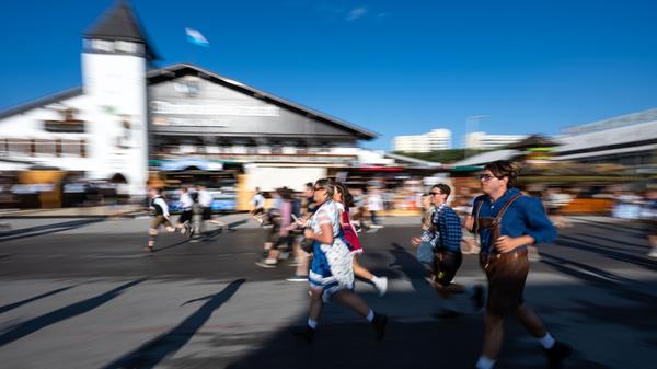 An den insgesamt 18 Festtagen - was übrigens zwei mehr sind als üblicherweise - sind 450 Sanitäter und 55 Ärzte vor Ort im Einsatz.