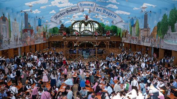 Insgesamt werden mindestens um die sechs Millionen Besucherinnen und Besucher bis zum 3. Oktober auf dem Oktoberfest erwartet.