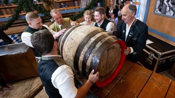 Bis der Bierdurst gestillt werden kann, dauerte es allerdings noch ein bisschen. Erst um 12 Uhr zapfte Oberbürgermeister Dieter Reiter das erste Bierfass an - und das mit soliden zwei Schlägen. Dann verkündete er lautstark: "Ozapft is!"