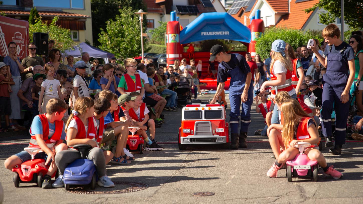 So geht das mit der Rettungsgasse: Die Kinderfeuerwehr zeigte es den großen Gästen. So geht das mit der Rettungsgasse: Die Kinderfeuerwehr zeigte es den großen Gästen.