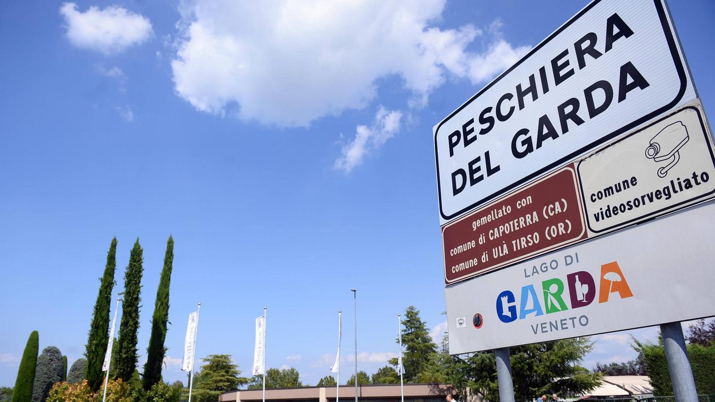 Die "San Giovanni"-Brücke in der Nähe des Hafenbeckens in Peschiera del Garda ist bei jungen Menschen offenbar ein beliebter Treffpunkt. Die "San Giovanni"-Brücke in der Nähe des Hafenbeckens in Peschiera del Garda ist bei jungen Menschen offenbar ein beliebter Treffpunkt.