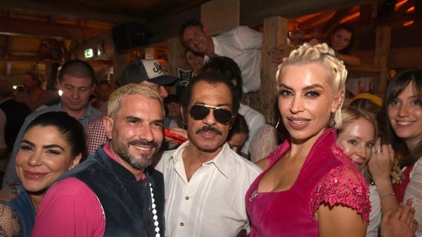 Marc Terenzi (l) und Verena Kerth (r) feiern mit dem Unternehmer Karl Heinz ·Kalle· Schwensen (m) im Käfer Zelt nach Ternezis Auftritt.