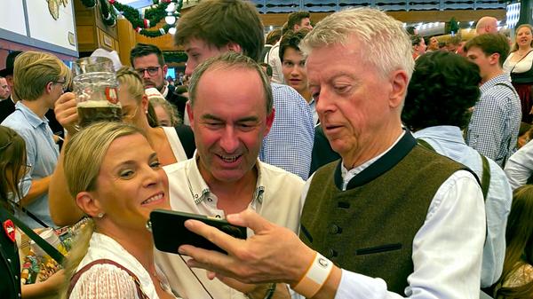 Hubert Aiwanger, Bundesvorsitzender der Freien Wähler, macht im Schottenhamel ein Selfie mit Gästen.