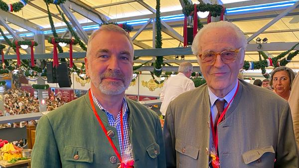 Franz Herzog von Bayern (r) und sein Lebensgefährte Thomas Greinwald stehen im Schottenhamel.