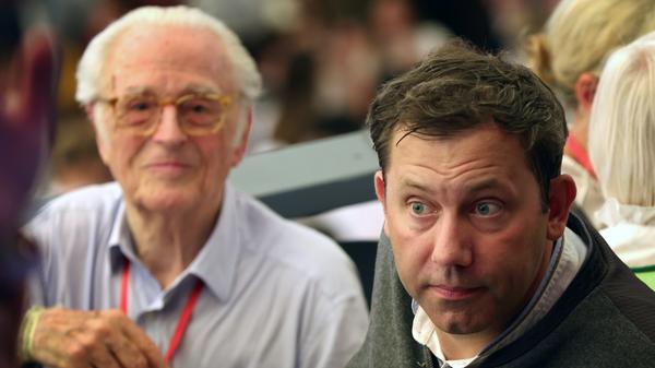 Franz von Bayern (l) und Lars Klingbeil, SPD-Vorsitzender, sitzen gemeinsam in einem Festzelt.