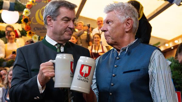 Auftakt zum Oktoberfest. Markus Söder (l, CSU), Ministerpräsident von Bayern und Dieter Reiter (SPD), Oberbürgermeister von München prosten sich beim traditionellen Fassanstich zu.