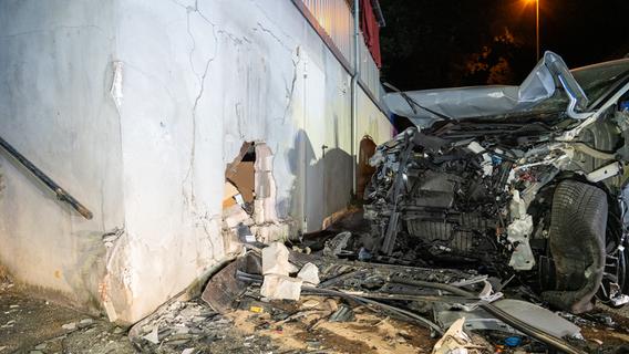 Auto prallt in Oberfranken gegen Hauswand: 26-Jähriger lebensgefährlich verletzt