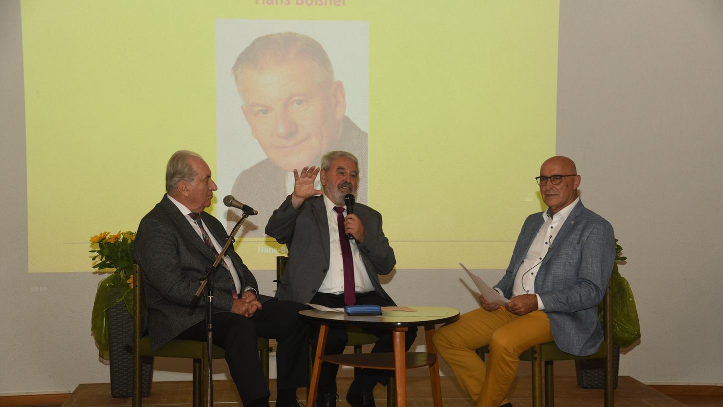 Im Zeitzeugengespräch, moderiert vom ehemaligen Chefredakteur der PZ Clemens Fischer (rechts), ließen Ehrenvorsitzender Günter Huber (Mitte) und Helmut Reich die Anfänge des Hilfswerks wieder lebendig werden.