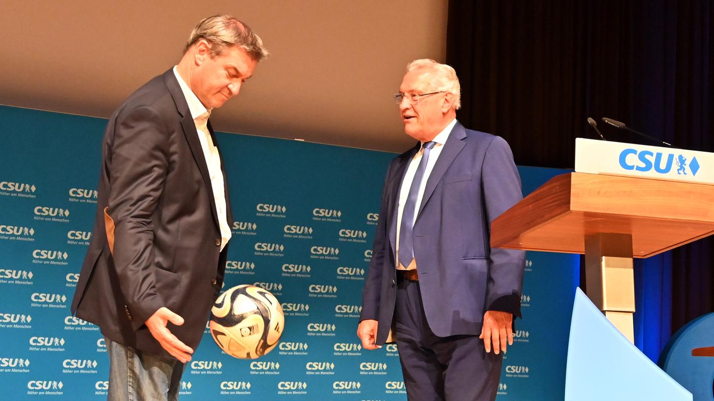 Wer wirft hier wem den Ball zu? Ministerpräsident Markus Söder und Innenminister Joachim Herrmann gemeinsam auf der Bühne.