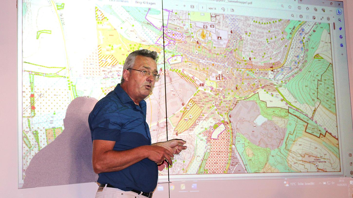 Guido Bauernschmitt vom TEAM 4 beleuchtete im Lauterhofener Marktgemeinderat die vorhandenen und potenziellen Flächen für die Windräder im Gemeindegebiet.