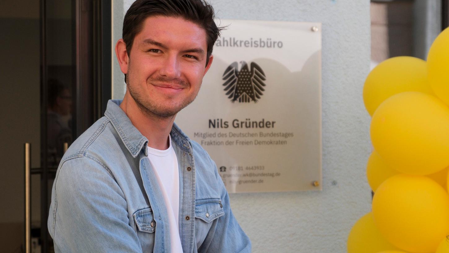 Nils Gründer vor seinem Neumarkter Wahlkreisbüro in der Klostergasse.