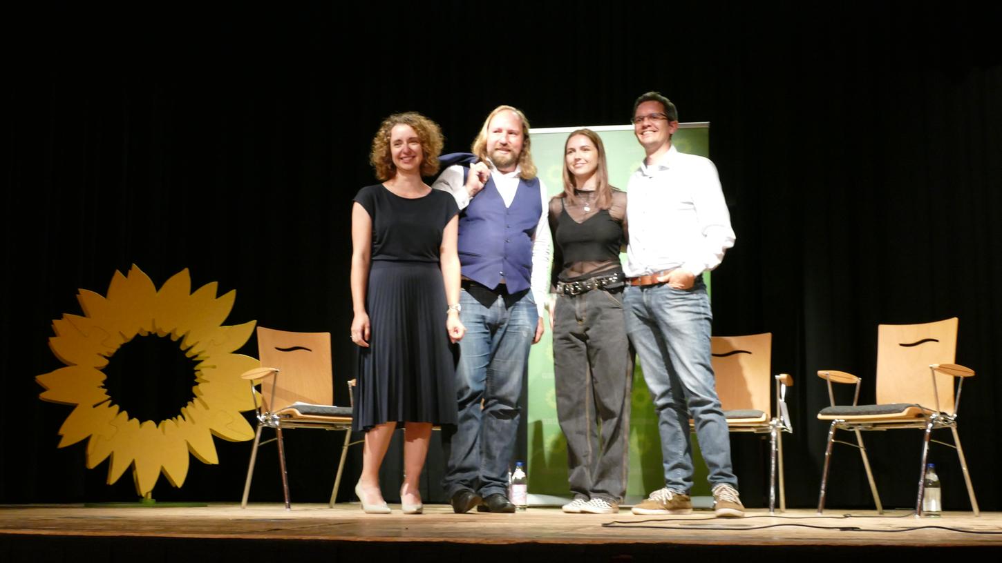 Grüne Präsenz in Schnaittach: Kreisgeschäftsführerin Bianca Pircher, Grünen-Fraktionschef Anton Hofreiter, Co-Sprecherin der Grünen Jugend Tanja Maas und Direktkandidaten für den Landtag, Aaron Mühlendyck (v. l.) gemeinsam auf der Bühne. Grüne Präsenz in Schnaittach: Kreisgeschäftsführerin Bianca Pircher, Grünen-Fraktionschef Anton Hofreiter, Co-Sprecherin der Grünen Jugend Tanja Maas und Direktkandidaten für den Landtag, Aaron Mühlendyck (v. l.) gemeinsam auf der Bühne.