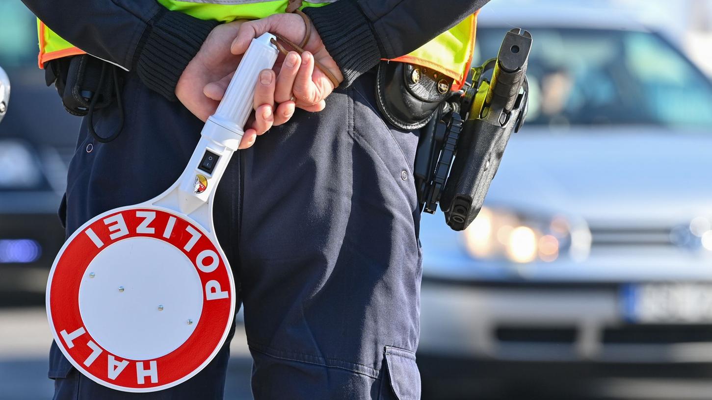 Die Polizei bekam den Tipp von einer Zeugin und stoppte den Wagen des 48-jährigen Arbeiters, der nicht im Besitz einer Fahrerlaubnis war. Die Polizei bekam den Tipp von einer Zeugin und stoppte den Wagen des 48-jährigen Arbeiters, der nicht im Besitz einer Fahrerlaubnis war.