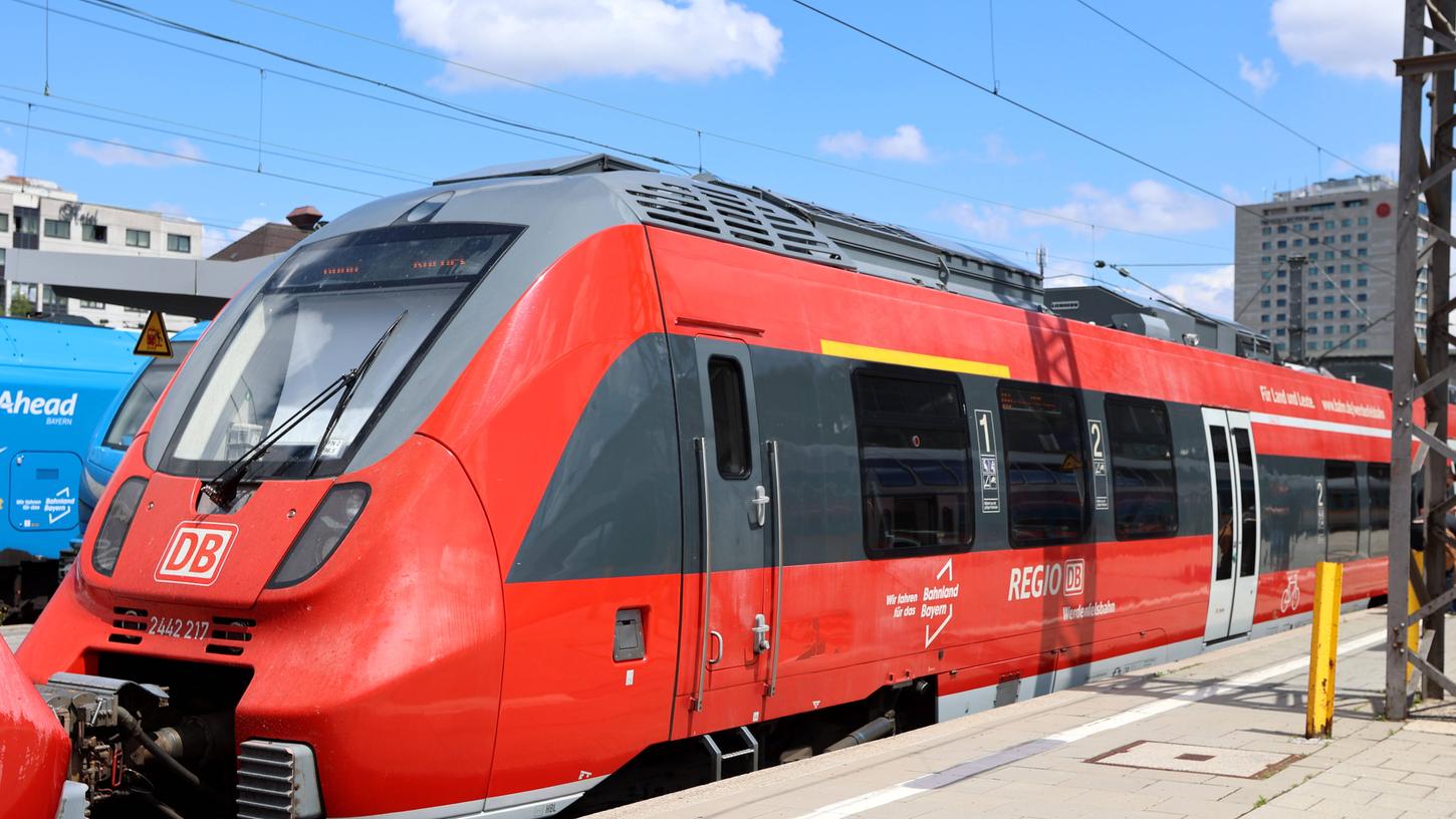 "Neues" von der Bahn: Ein technischer Defekt sorgt für Unmut bei einigen Fahrgästen. Die Polizei deeskaliert die Situation (Symbolbild). "Neues" von der Bahn: Ein technischer Defekt sorgt für Unmut bei einigen Fahrgästen. Die Polizei deeskaliert die Situation (Symbolbild).