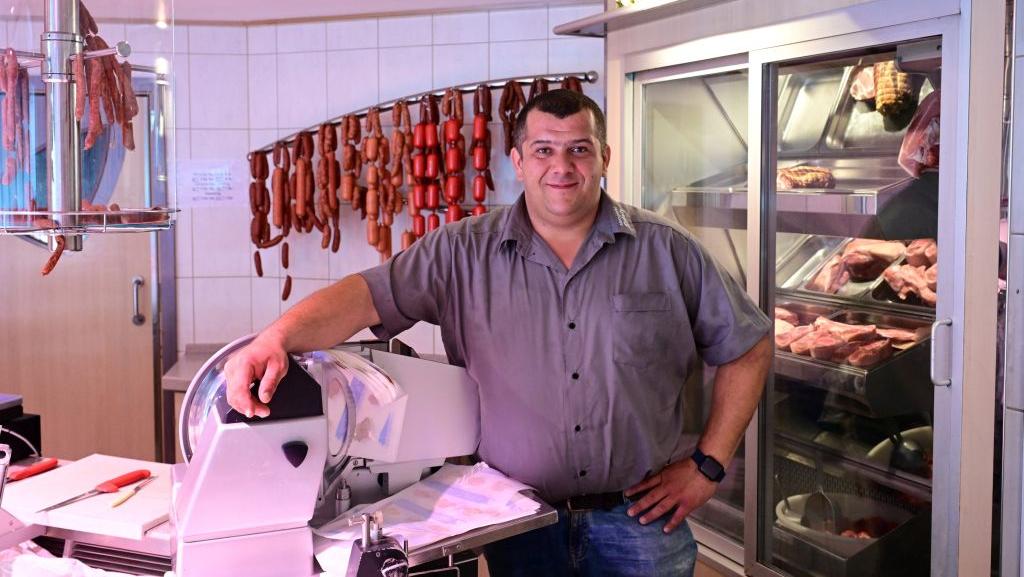 Metzgermeister Alexander Schatz beginnt in einem anderen Betrieb einen neuen Lebensabschnitt. Seinen eigenen Betrieb schließt er. Metzgermeister Alexander Schatz beginnt in einem anderen Betrieb einen neuen Lebensabschnitt. Seinen eigenen Betrieb schließt er.