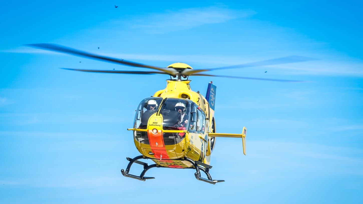 Ein Rettungshubschrauber brachte einen lebensgefährlich verletzten Mann ins Krankenhaus (Symbolbild). Ein Rettungshubschrauber brachte einen lebensgefährlich verletzten Mann ins Krankenhaus (Symbolbild).