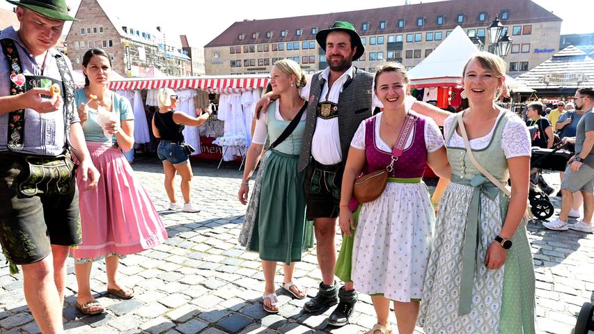 Die Gruppe aus Bad Tölz macht einen Abstecher vom Altstadtfest auf den Hauptmarkt.