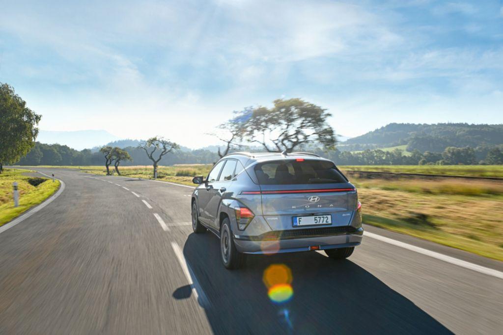 Der Kona sieht keineswegs konservativ aus. Das betrifft auch das markante Heck, über das sich quer ein rotes Leuchtenband zieht.