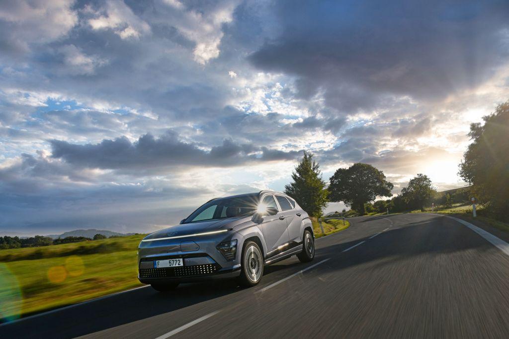 Auch weiterhin wird der Kona als Benziner und mit Vollhybridantrieb (kein Plug-in) zu haben sein. Doch die wohl zukunftsfähigste Version bleibt der "Elektro".