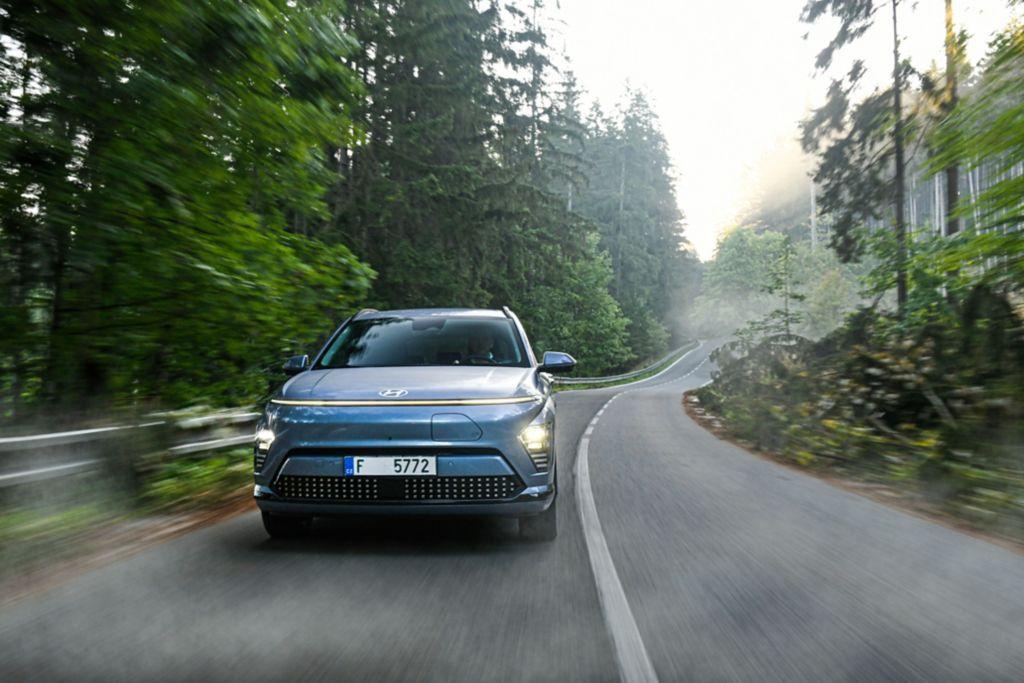 Die "kleinere" Version leistet 115 kW/156 PS und arbeitet mit einer 48,4 kWh-Batterie, die Reichweite wird nach WLTP-Norm mit 377 Kilometern angegeben.