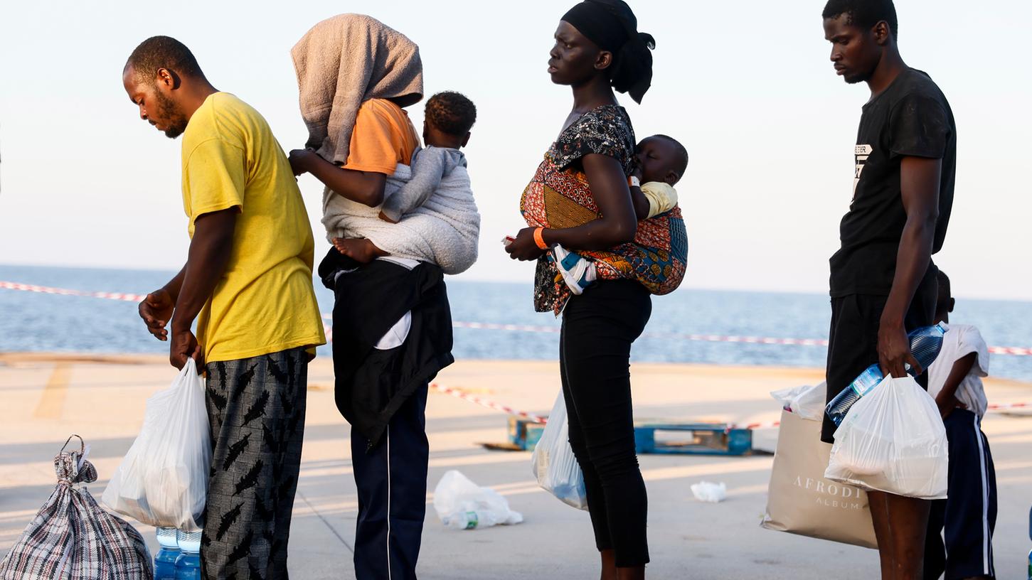 Migranten warten darauf, von der Insel Lampedusa auf ein Schiff zum italienischen Festland gebracht zu werden. Zahlreiche Menschen versuchen jeden Tag, aus Afrika nach Europa zu gelangen.