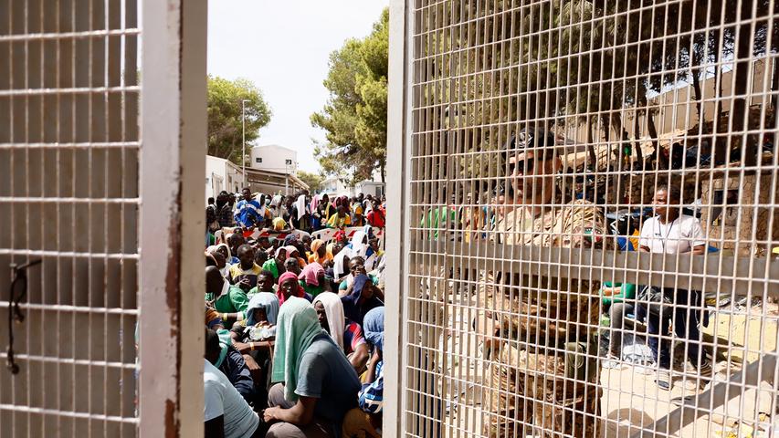 Ein Armeeoffizier schließt das Tor eines Auffanglagers für Migranten auf der Insel Lampedusa. 