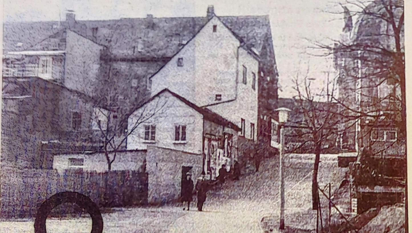 Ein Kringel (vorne links) markierte auf einem Bild in den Fürther Nachrichten den Tatort: Hier, unterhalb des Stadttheaters, wurde in einer Nacht im April 1967 dessen Logenschließer Franz L. ermordet.   