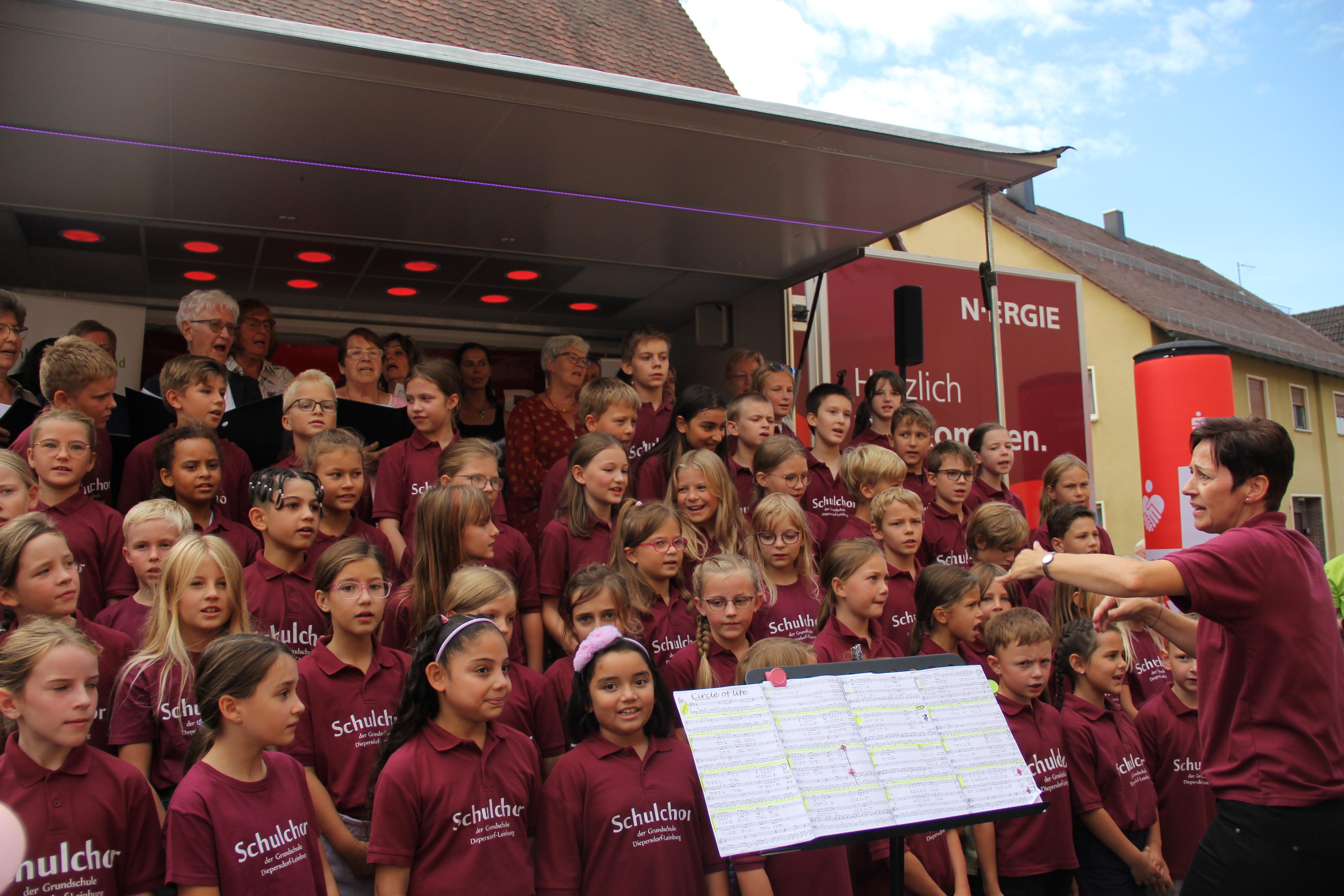 Zur Eröffnung singen der Chor der Grundschule Diepersdorf und Mitglieder des Gesangvereins Vorwärts Leinburg unter der Leitung von Anke Reiche. Zur Eröffnung singen der Chor der Grundschule Diepersdorf und Mitglieder des Gesangvereins Vorwärts Leinburg unter der Leitung von Anke Reiche.