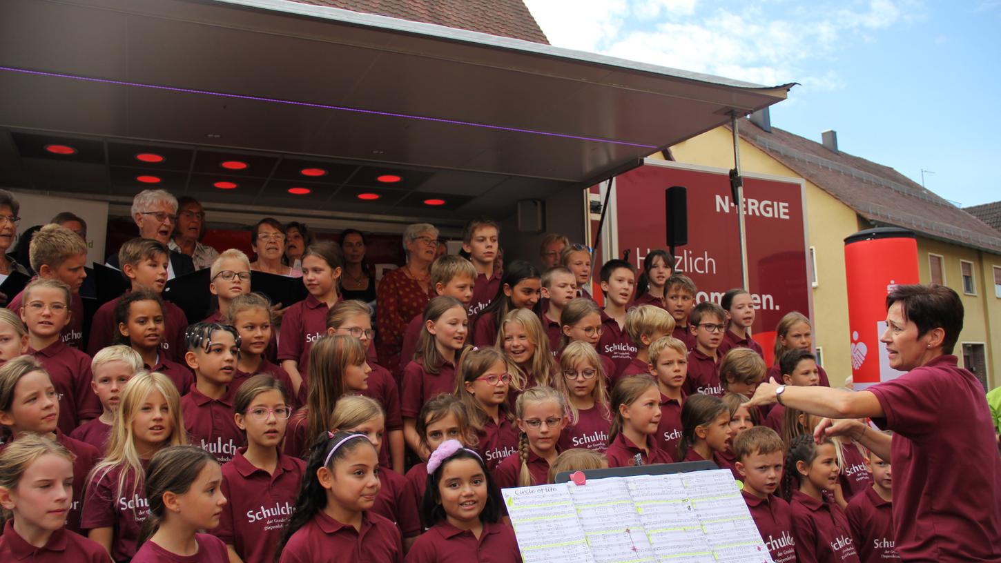 Zur Eröffnung singen der Chor der Grundschule Diepersdorf und Mitglieder des Gesangvereins Vorwärts Leinburg unter der Leitung von Anke Reiche.
