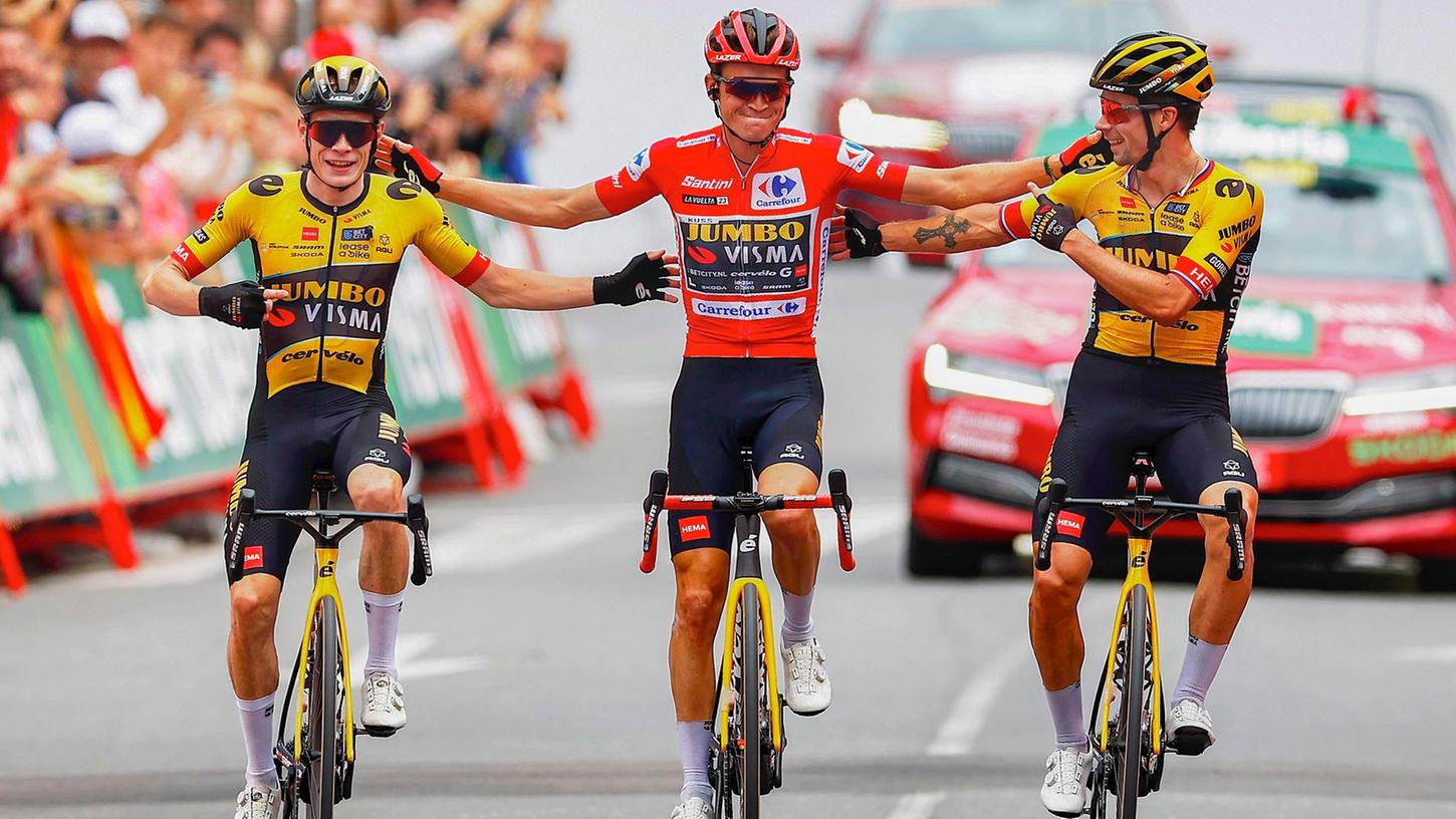 Sepp Kuss (M), Jonas Vingegaard (l) und Primoz Roglic gewannen in diesem Jahr alle drei großen Landesrundfahrten für Jumbo-Visma. Sepp Kuss (M), Jonas Vingegaard (l) und Primoz Roglic gewannen in diesem Jahr alle drei großen Landesrundfahrten für Jumbo-Visma.