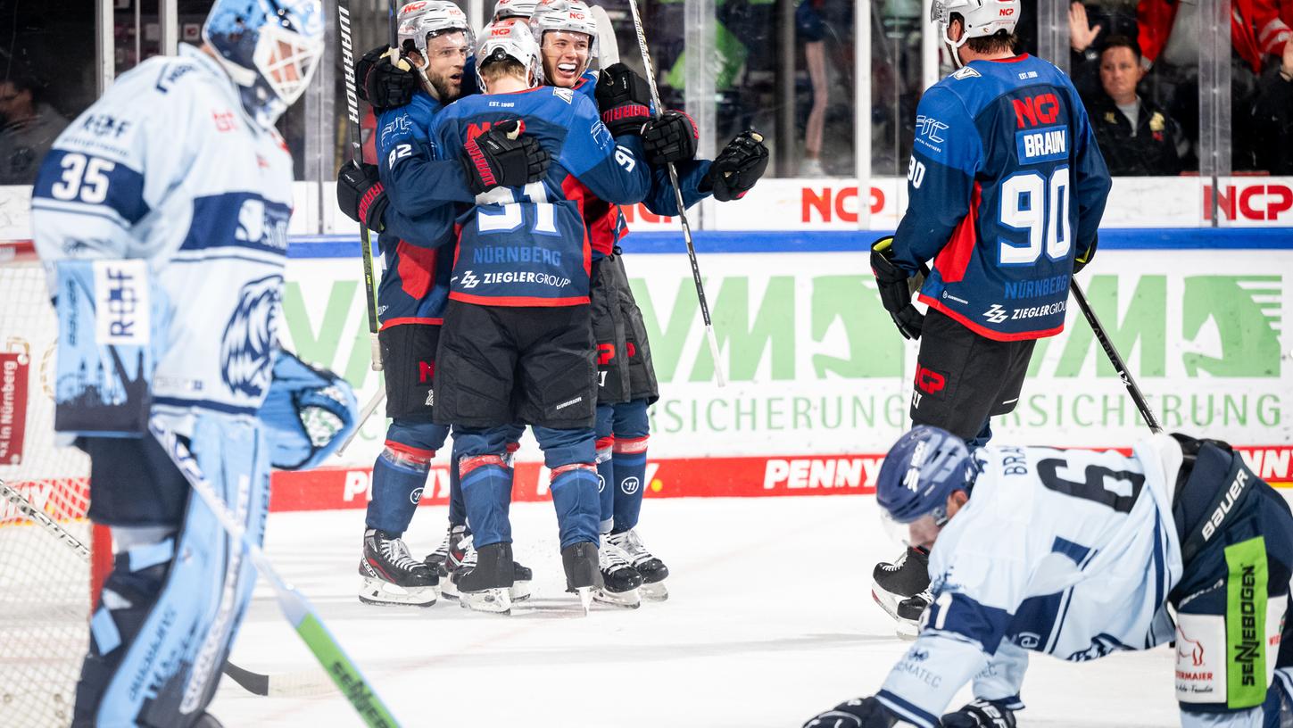 Bis der Puck im Tor liegt: Die Ice Tigers feiern das 4:3 von Elis Hede. Bis der Puck im Tor liegt: Die Ice Tigers feiern das 4:3 von Elis Hede.