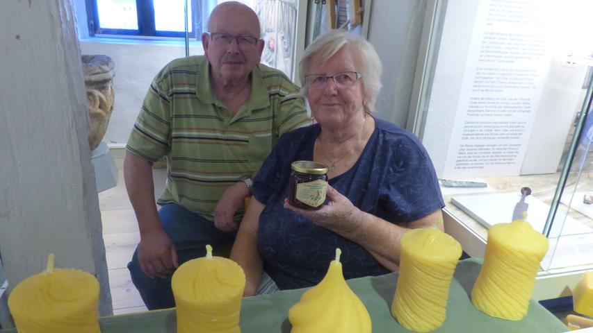 Nicht fehlen durften auch die Imker Karin und Rudi Zeilmann mit ihren verschiedenen Honigsorten und den Kerzen aus Bienenwachs. 