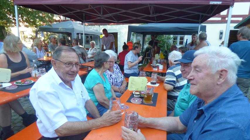 Gemütlich beim Bier machten es sich auch die Pottensteiner Stadträte Rainer Brendel (l.) und Erwin Sebald der auch städtischer Seniorenbeauftragter ist.