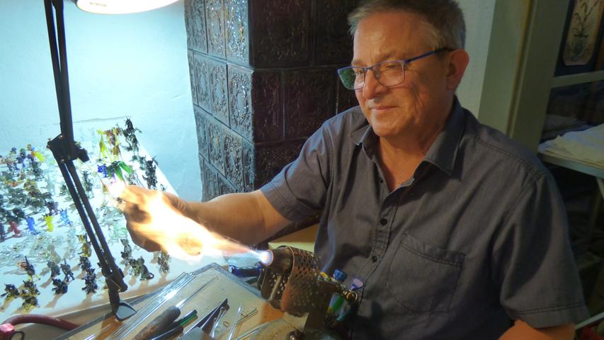 Schön anzusehen: Filigrane Glasfiguren fertigt Kunstglasbläsermeister Jens Müller-Schmoß (im Bild) aus Lauscha in Thüringen an. Er ist inzwischen einer der Stammhandwerker beim Museums-Handwerkermarkt. 