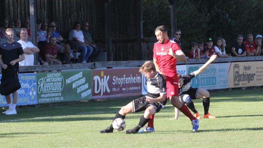 Die DJK Stopfenheim (in Rot Stefan Seitz) gewann ihr Heimspiel gegen den TV Hilpoltstein mit 1:0.