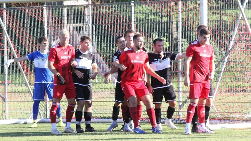 Die DJK Stopfenheim (in Rot) gewann ihr Heimspiel gegen den TV Hilpoltstein mit 1:0.