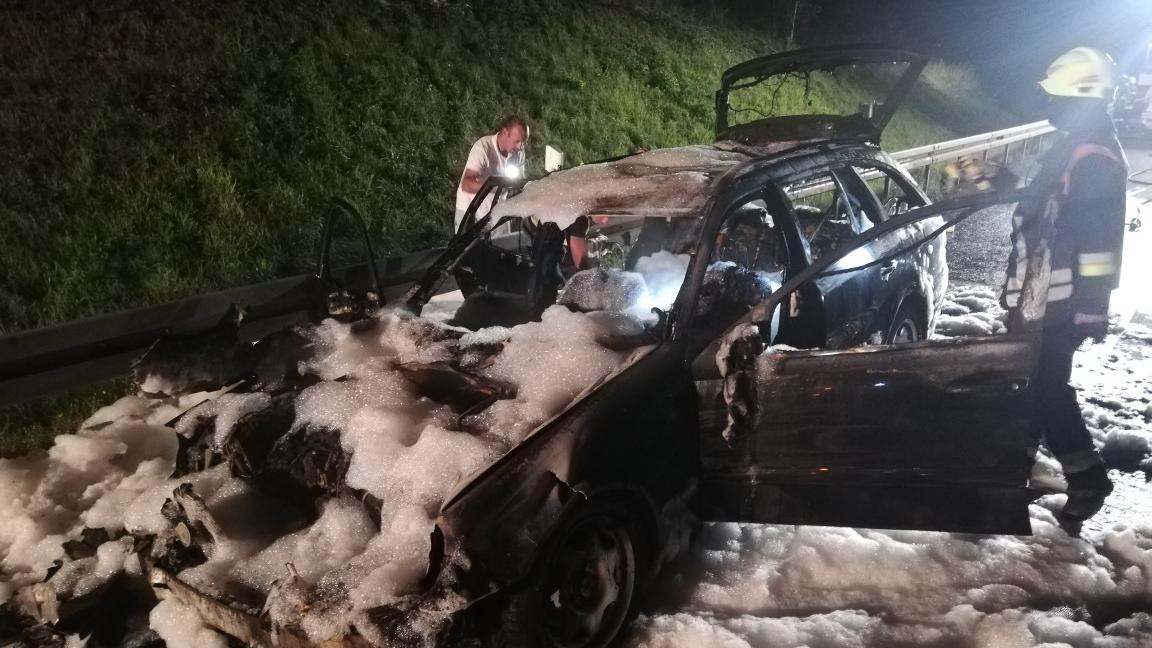 Ein Wagen brannte am Sonntagabend auf der A9 aus. Ein Wagen brannte am Sonntagabend auf der A9 aus.