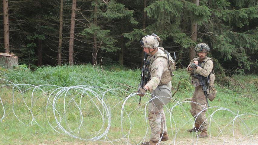 Diese Soldaten richten einen Checkpoint ein und nutzen dazu sogenannten Natodraht. 