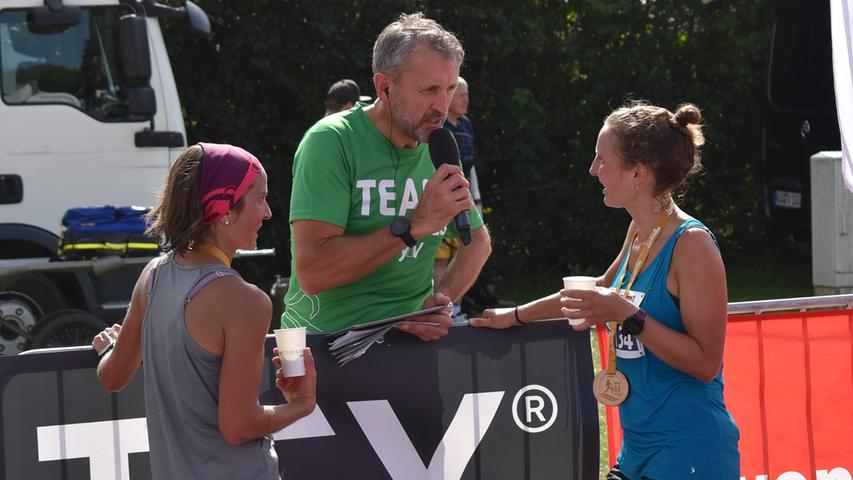 von links: Petra Miedl (3. Marathon), Moderator Andreas Kübler, Rebecca Schuster (2. Marathon).