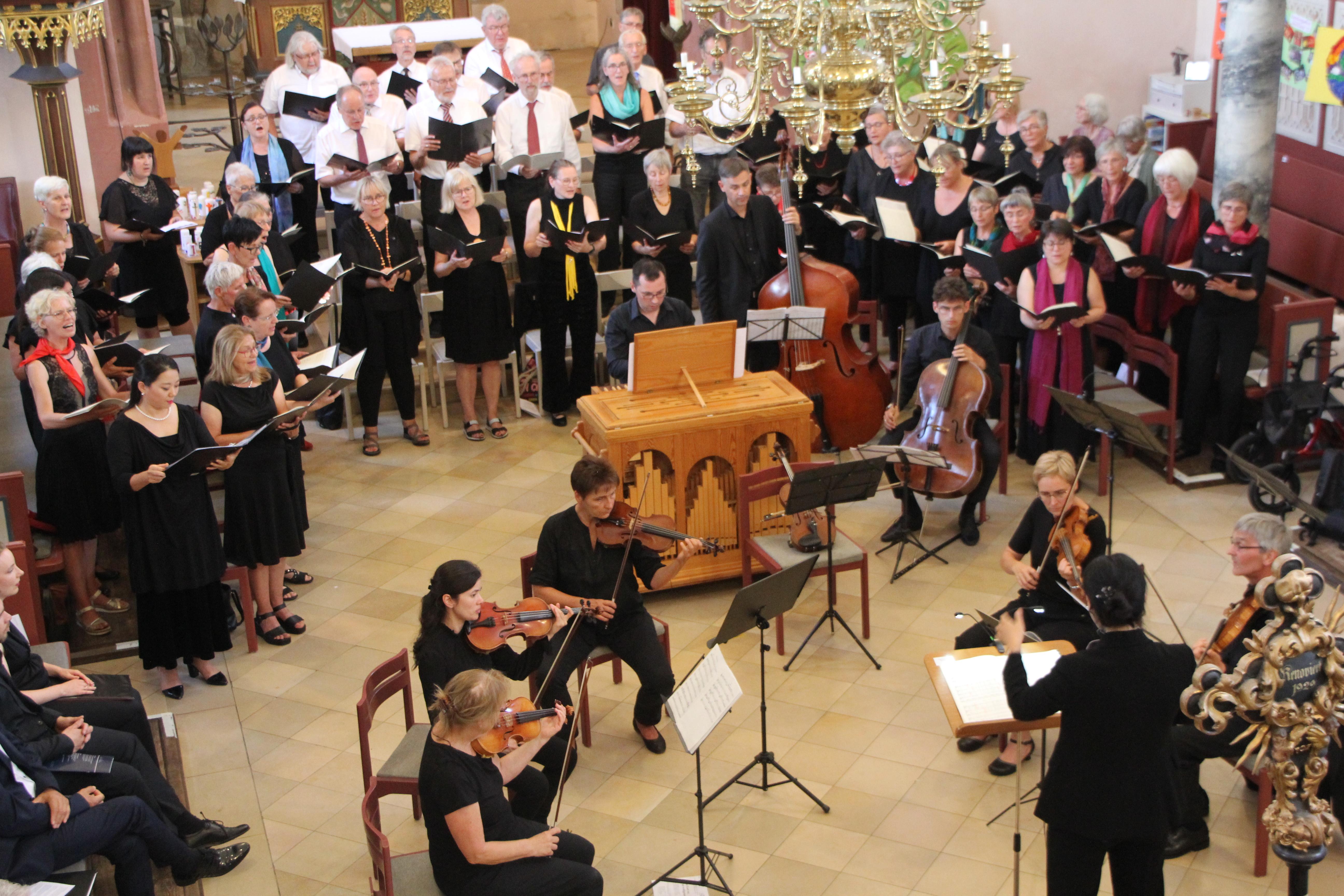 Die Chöre aus Roth und Schwabach und das Schwabacher Kammerorchester, am Pult Dekanatskantorin Seonghyang Kim und an der Orgel Dekanatskantor Zoltán Suhó-Wittenberg, in der Rother Stadtkirche.  