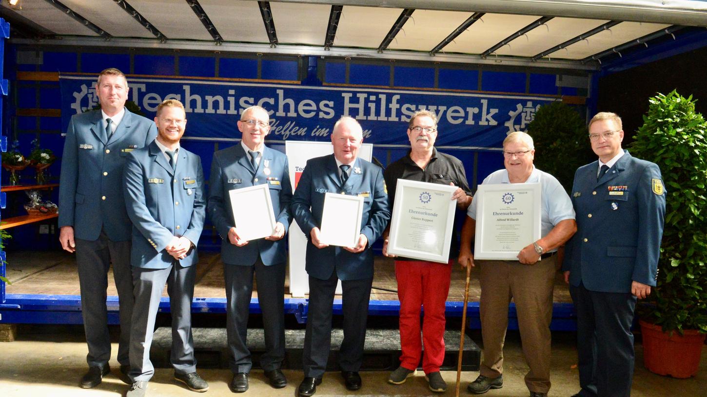 Langjährige Mitglieder des Technischen Hilfswerks Schwabach sind geehrt worden.